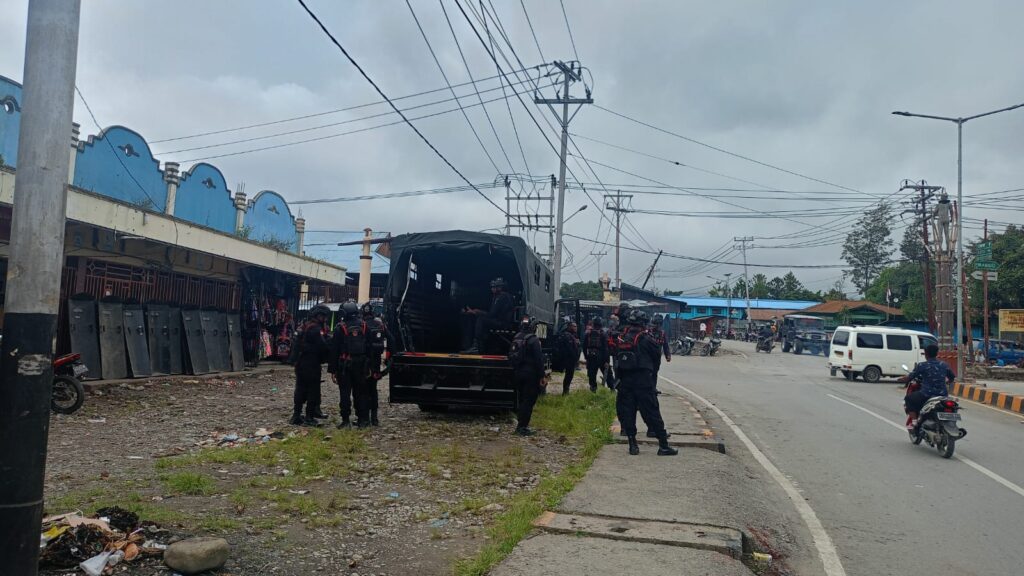 Patroli Harkamtibmas Brimob Papua bersama Polres Jayawijaya di wilayah Kota Wamena