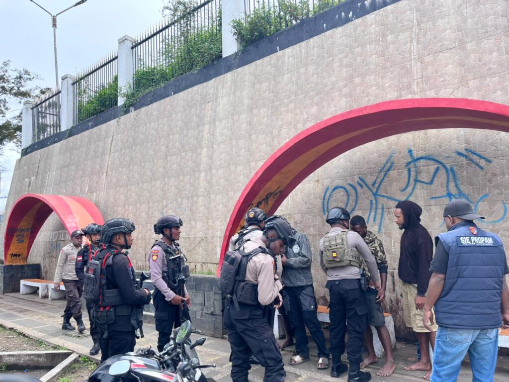 Patroli Harkamtibmas Brimob Papua bersama Polres Jayawijaya di wilayah Kota Wamena