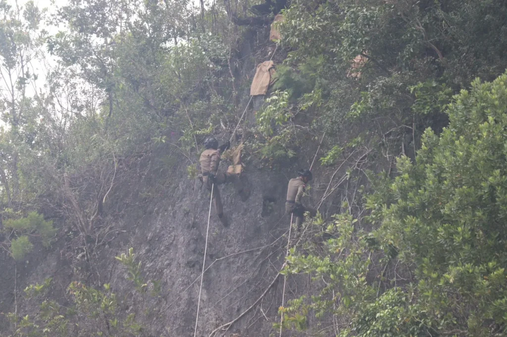 Latihan Rimba Laut Gegana Brimob Papua dengan teknik rappelling di medan terjal