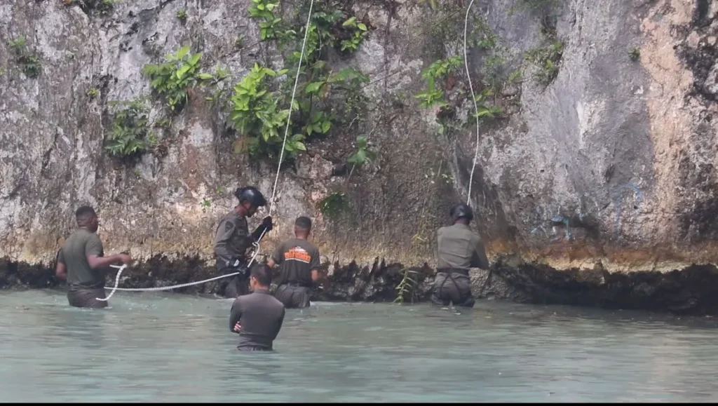 Latihan Rimba Laut Gegana Brimob Papua dengan teknik rappelling di medan terjal