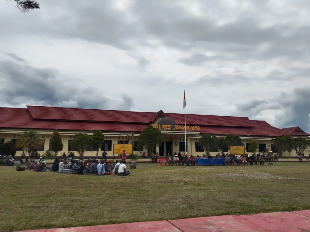 Pengamanan Mediasi Perang Suku Jayawijaya oleh Brimob Papua
