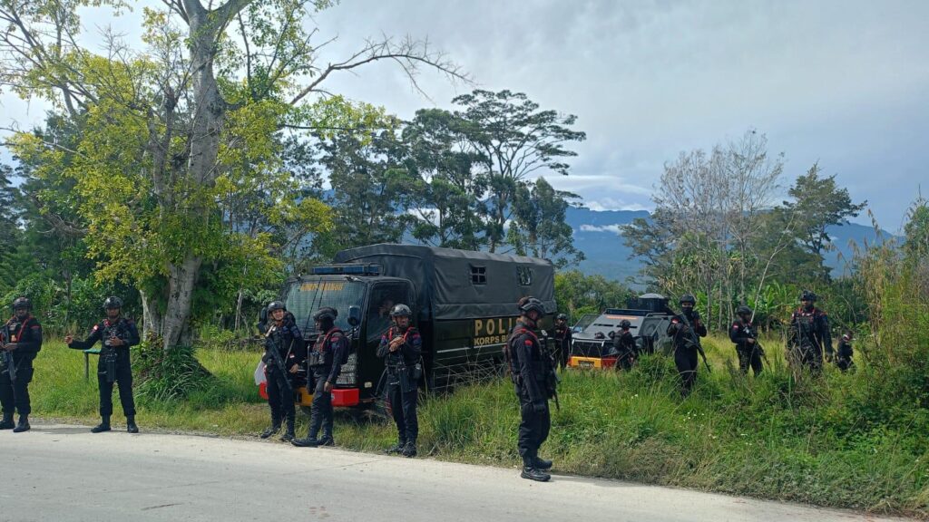 Patroli Harkamtibmas Brimob Papua bersama Polres Jayawijaya di wilayah Kota Wamena