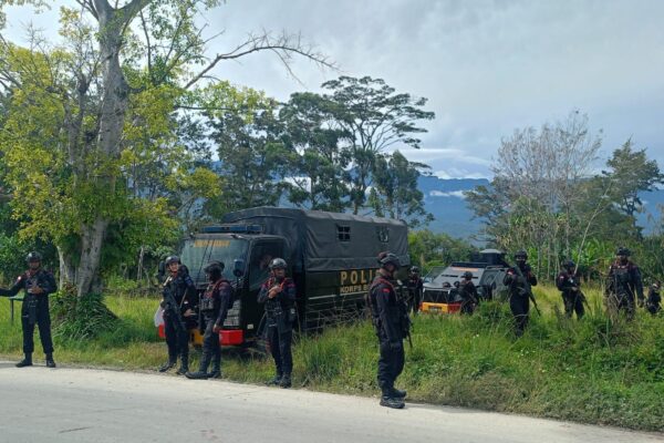 Patroli Harkamtibmas Brimob Papua bersama Polres Jayawijaya di wilayah Kota Wamena