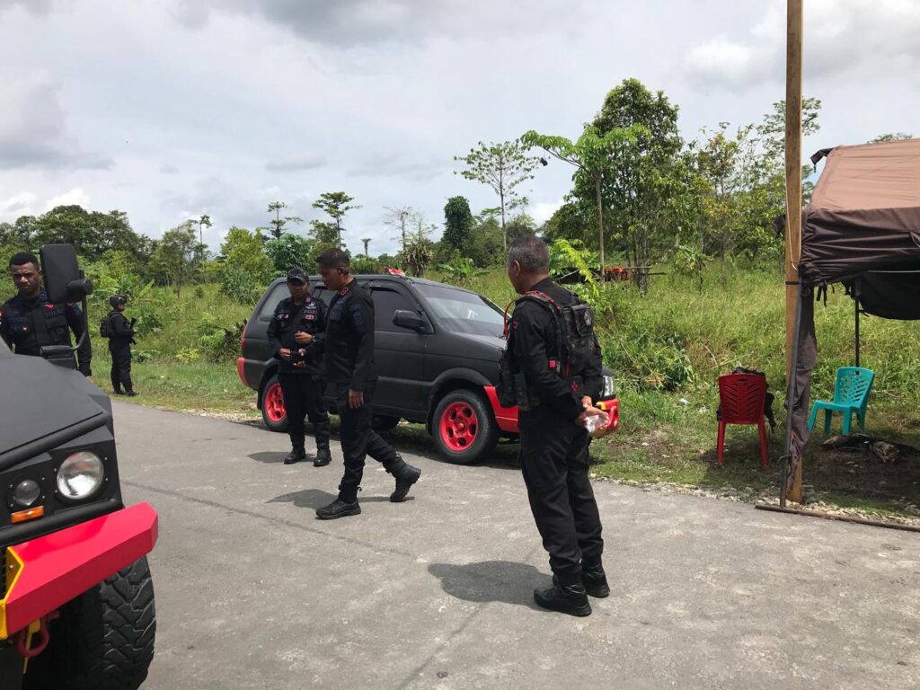 Patroli Dialogis Brimob Papua Tengah di Distrik Kwamki Narama