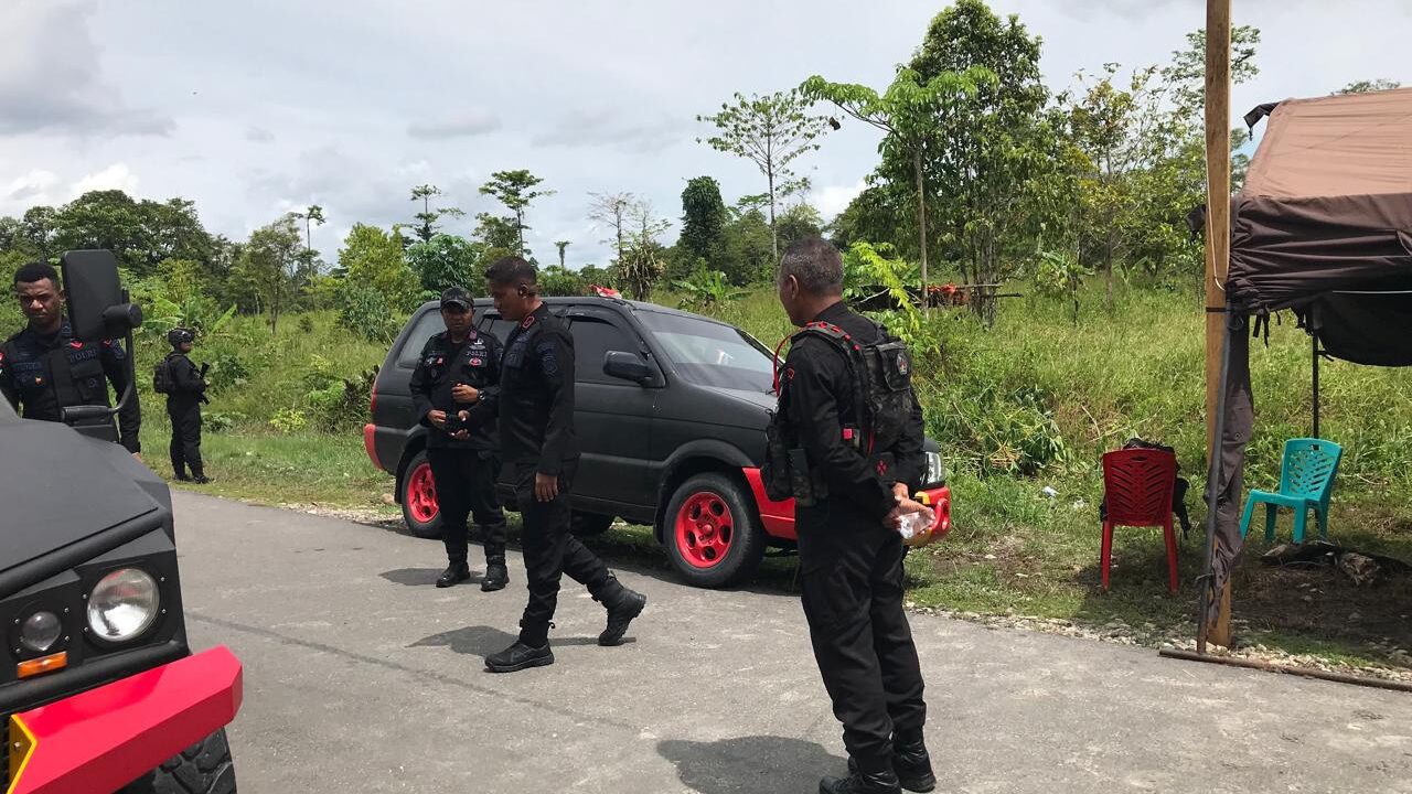 Patroli Dialogis Brimob Papua Tengah di Distrik Kwamki Narama