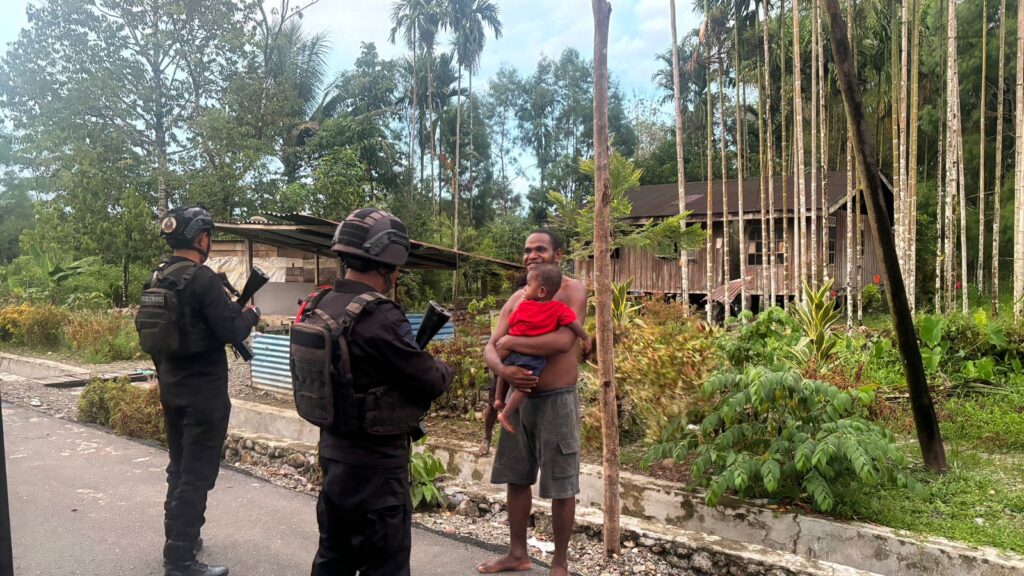 Patroli Dialogis Brimob Papua Tengah di Distrik Kwamki Narama