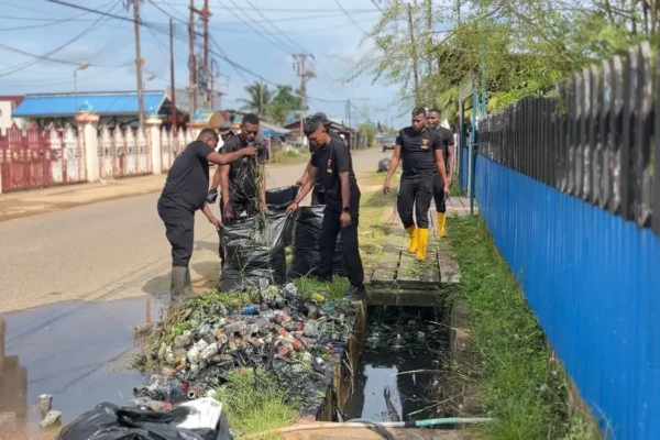 Personel Brimob Papua melaksanakan Jumat Bersih Merauke dalam rangka HUT Merauke ke-12
