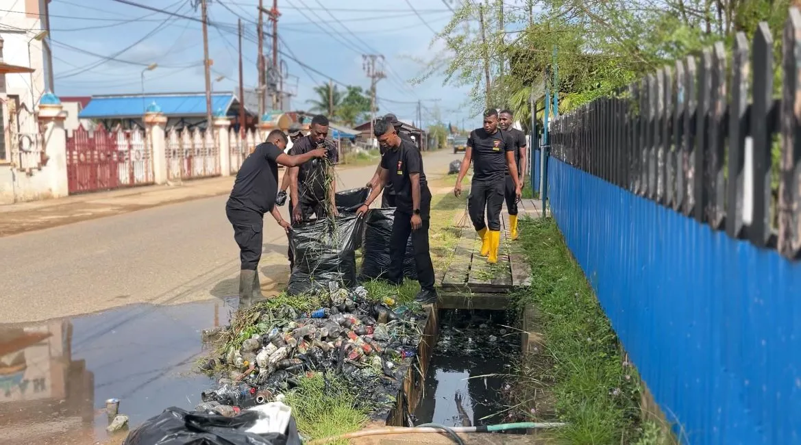 Personel Brimob Papua melaksanakan Jumat Bersih Merauke dalam rangka HUT Merauke ke-12