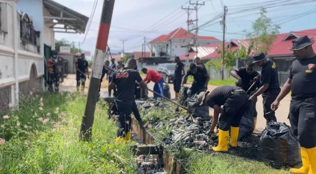 Personel Brimob Papua melaksanakan Jumat Bersih Merauke dalam rangka HUT Merauke ke-12