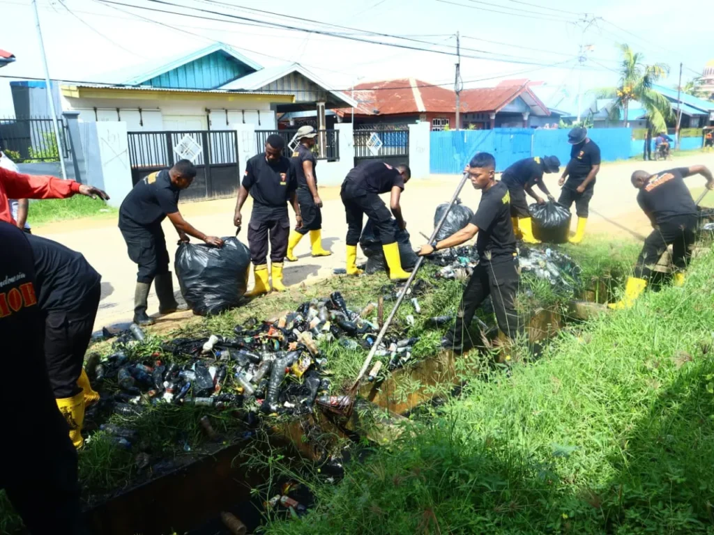 Personel Brimob Papua melaksanakan Jumat Bersih Merauke dalam rangka HUT Merauke ke-12
