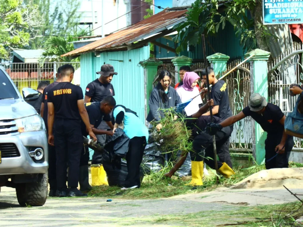 Personel Brimob Papua melaksanakan Jumat Bersih Merauke dalam rangka HUT Merauke ke-12