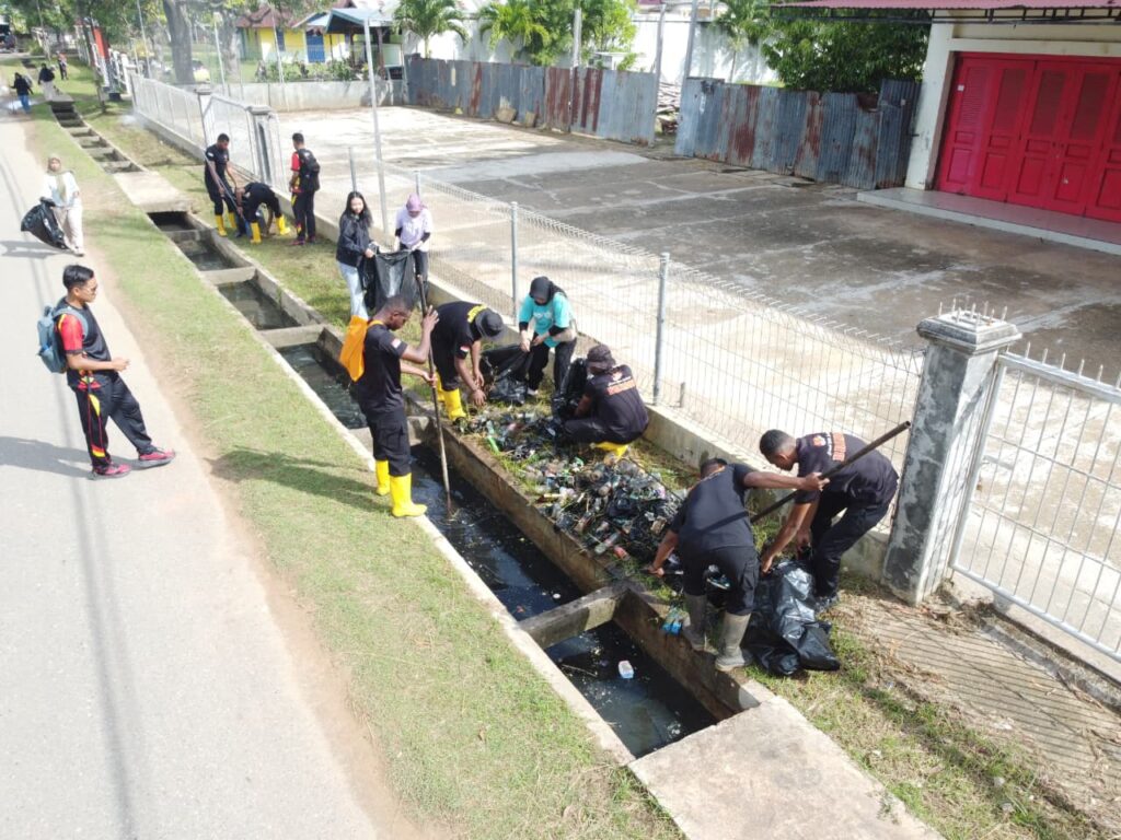 Personel Brimob Papua melaksanakan Jumat Bersih Merauke dalam rangka HUT Merauke ke-12