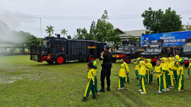 5 Momen Edukatif Penuh Keceriaan, Satbrimob Polda Papua Terima Kunjungan TK Aisyiyah di Biak
