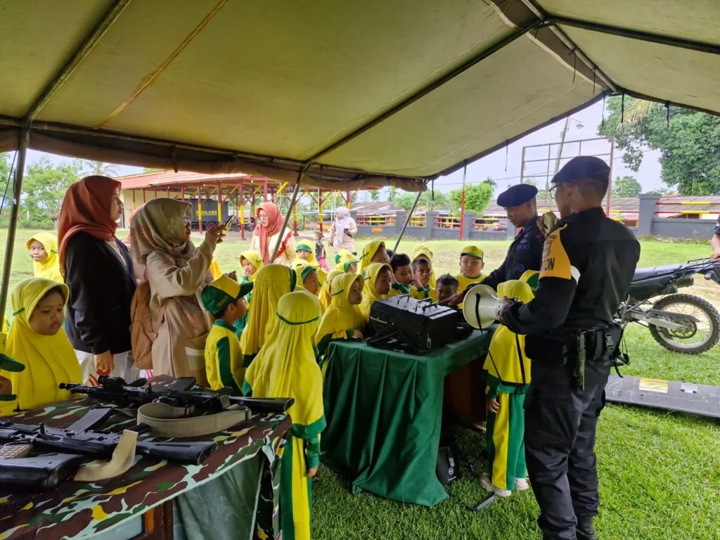 Personel Satbrimob Polda Papua mengenalkan tugas kepolisian kepada siswa TK Aisyiyah Biak