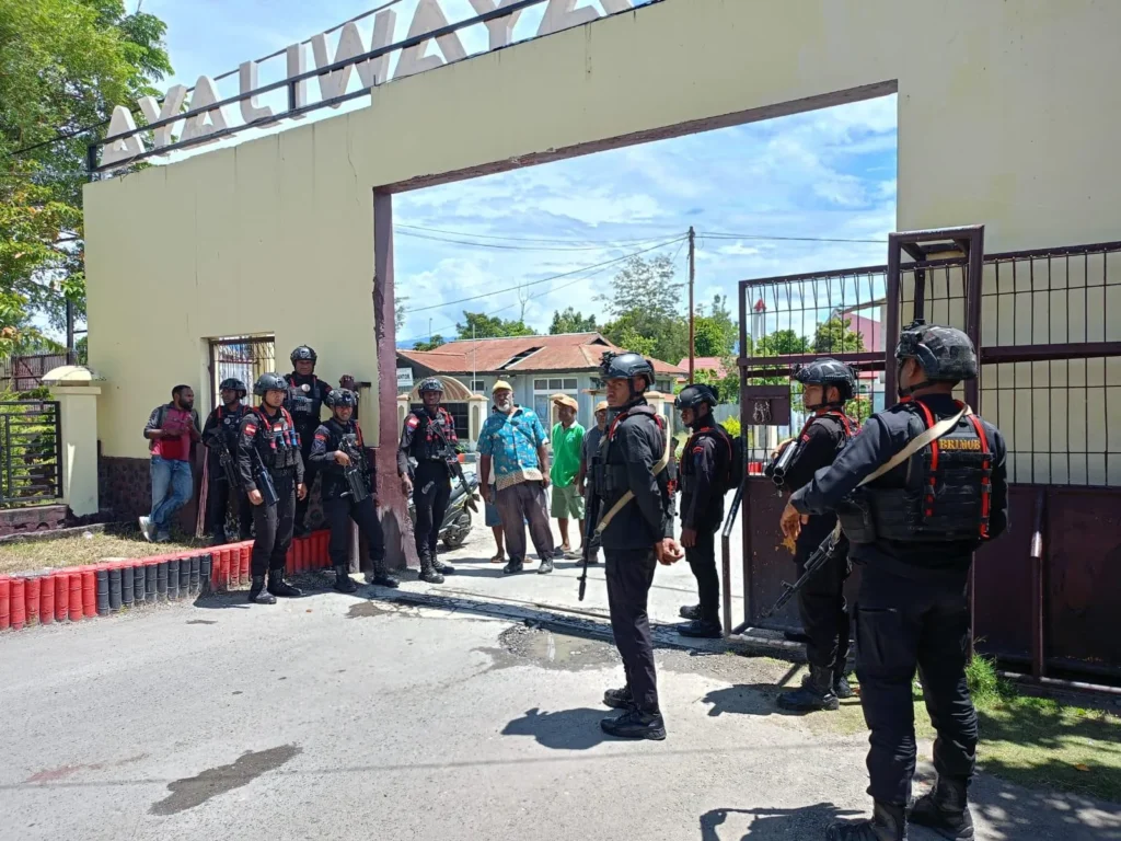 Pengamanan Mediasi Perang Suku Jayawijaya oleh Brimob Papua
