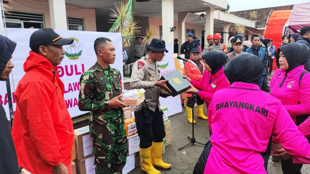 Brimob Jabar peduli korban longsor Pasirlangu menyalurkan bantuan sembako