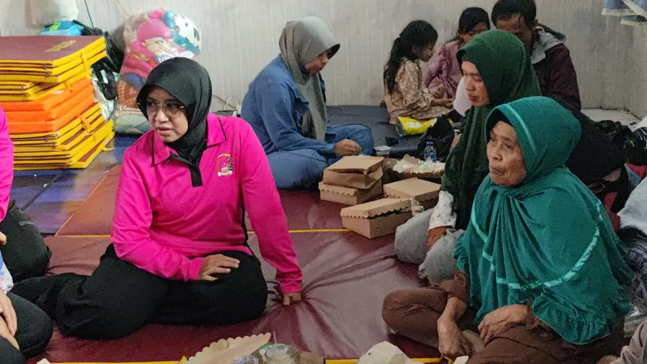 Brimob Jabar peduli korban longsor Pasirlangu di Bandung Barat