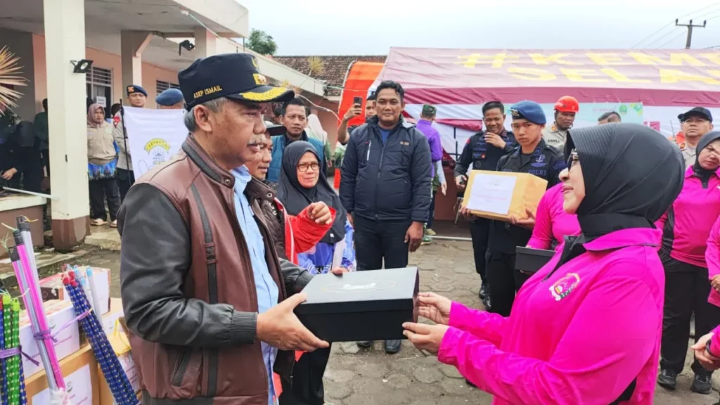 Brimob Jabar peduli korban longsor Pasirlangu bersama Bhayangkari