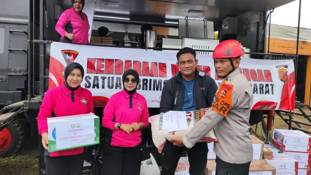 Brimob Jabar peduli korban longsor Pasirlangu bersama Bhayangkari