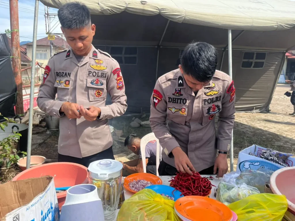 Aksi Humanis Randurlap Brimob Sumbar saat kegiatan manase bersama masyarakat Maninjau