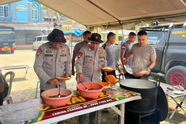 Personel Brimob Sumbar melaksanakan Aksi Humanis Randurlap Brimob Sumbar di Kenagarian Maninjau