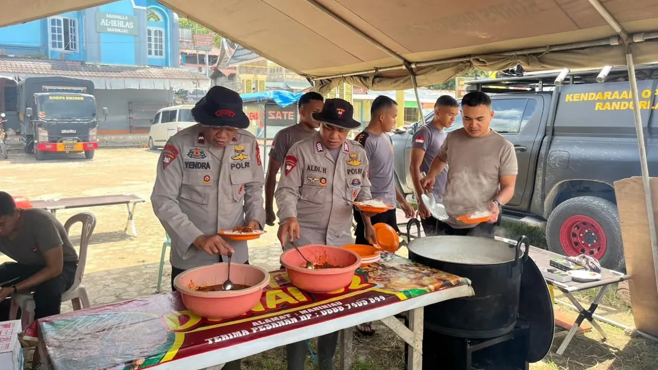 Personel Brimob Sumbar melaksanakan Aksi Humanis Randurlap Brimob Sumbar di Kenagarian Maninjau