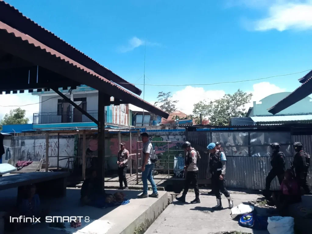 Personel Patroli Gabungan Satbrimob Polda Papua Wamena saat pengamanan wilayah
