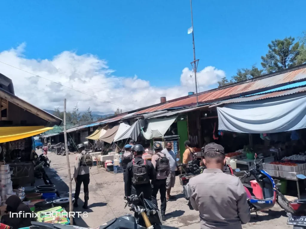 Patroli Gabungan Satbrimob Polda Papua Wamena menjaga keamanan dan ketertiban masyarakat
