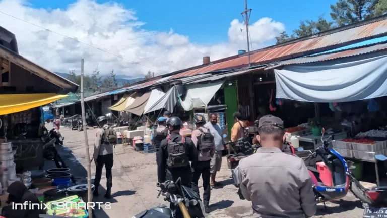 Patroli Intensif Satbrimob Polda Papua di Wamena Bersama Polres Jayawijaya Jaga Kamtibmas Pasar Tradisional