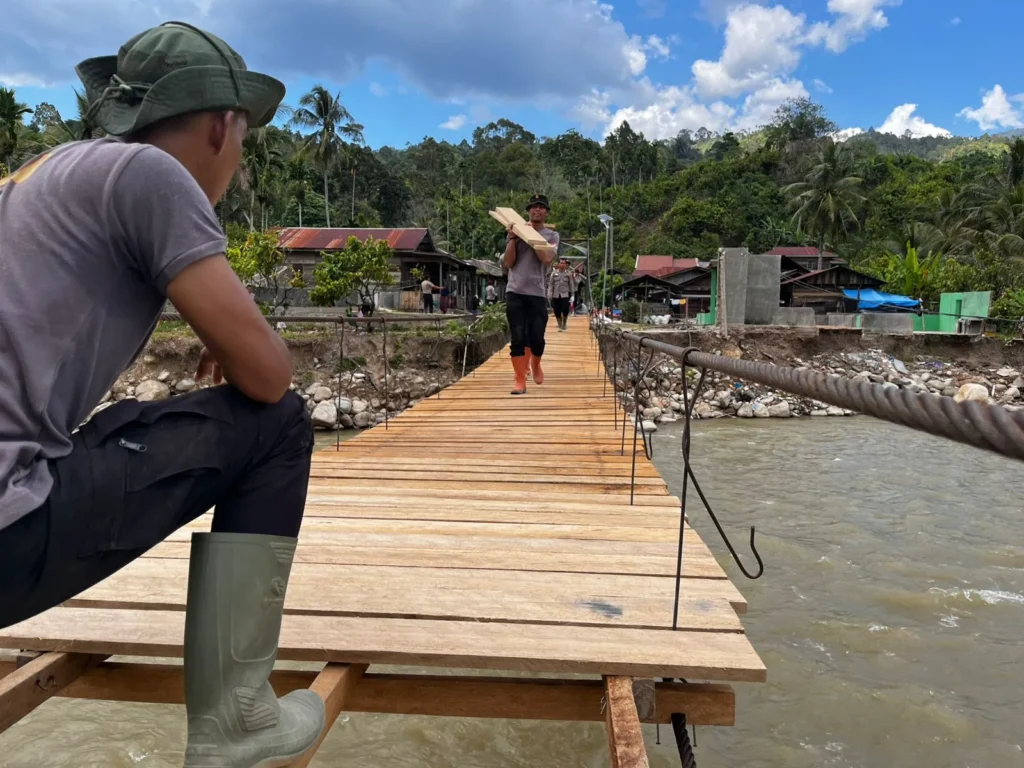 Kolaborasi Brimob Aceh dan Polres Gayo Lues membangun jembatan