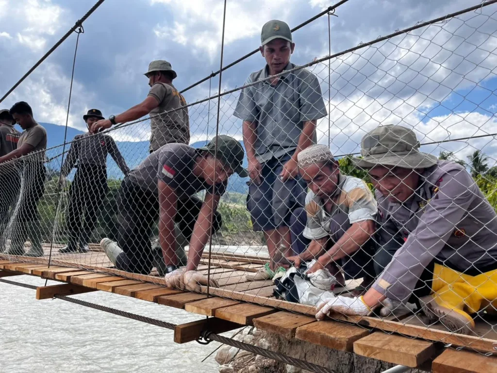Kolaborasi Brimob Aceh saat pembangunan jembatan pascabencana
