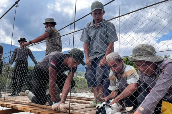 Kolaborasi Brimob Aceh saat pembangunan jembatan pascabencana