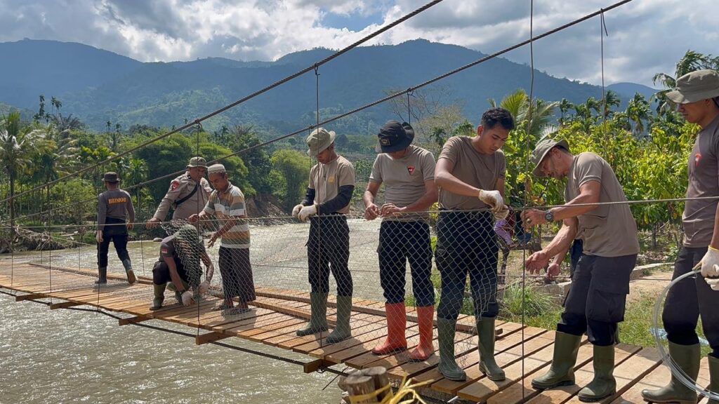 Kolaborasi Brimob Aceh saat pembangunan jembatan pascabencana