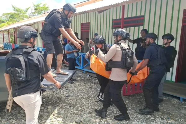 Evakuasi jenazah dengan pengawalan aparat