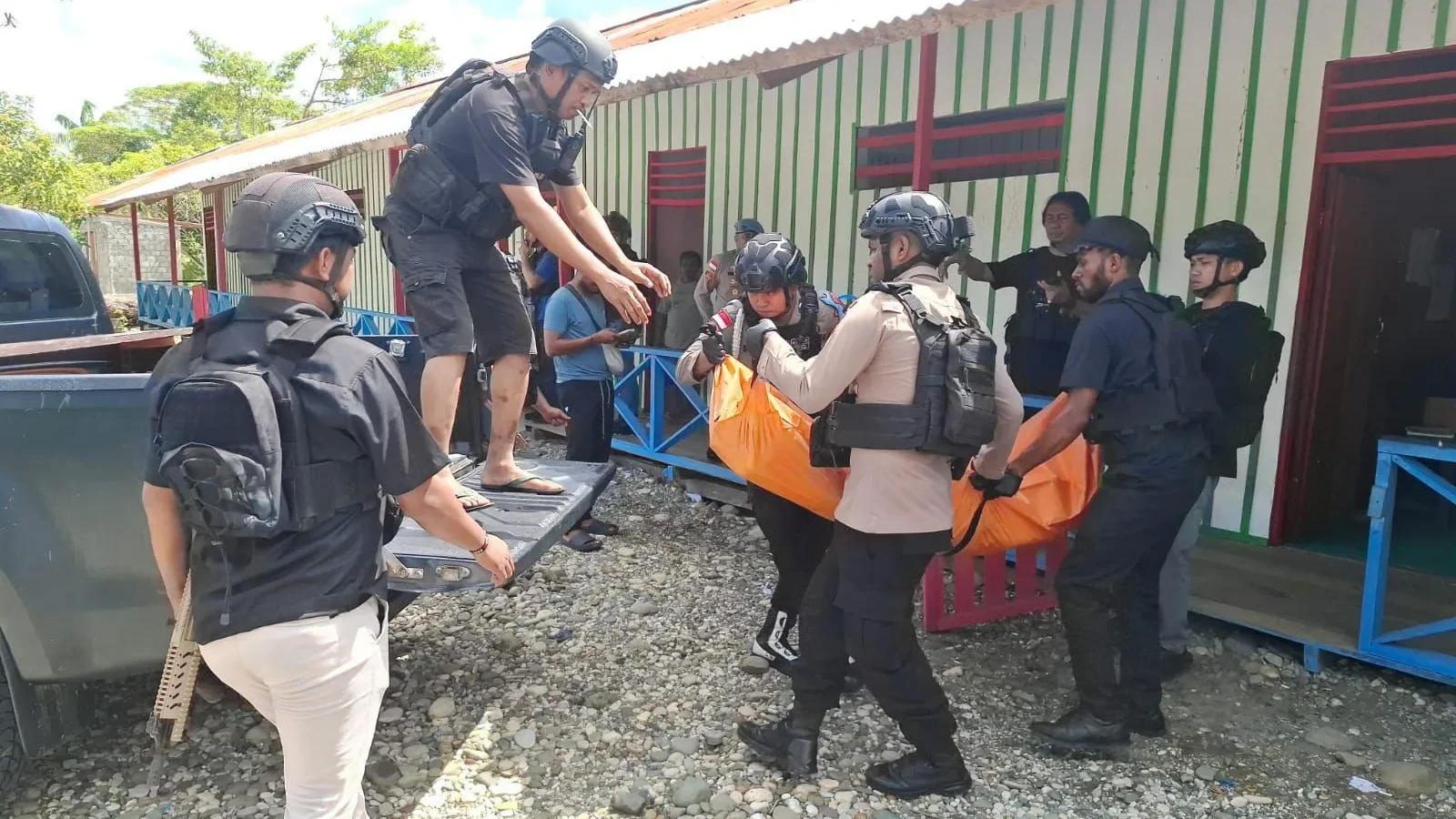 Evakuasi jenazah dengan pengawalan aparat