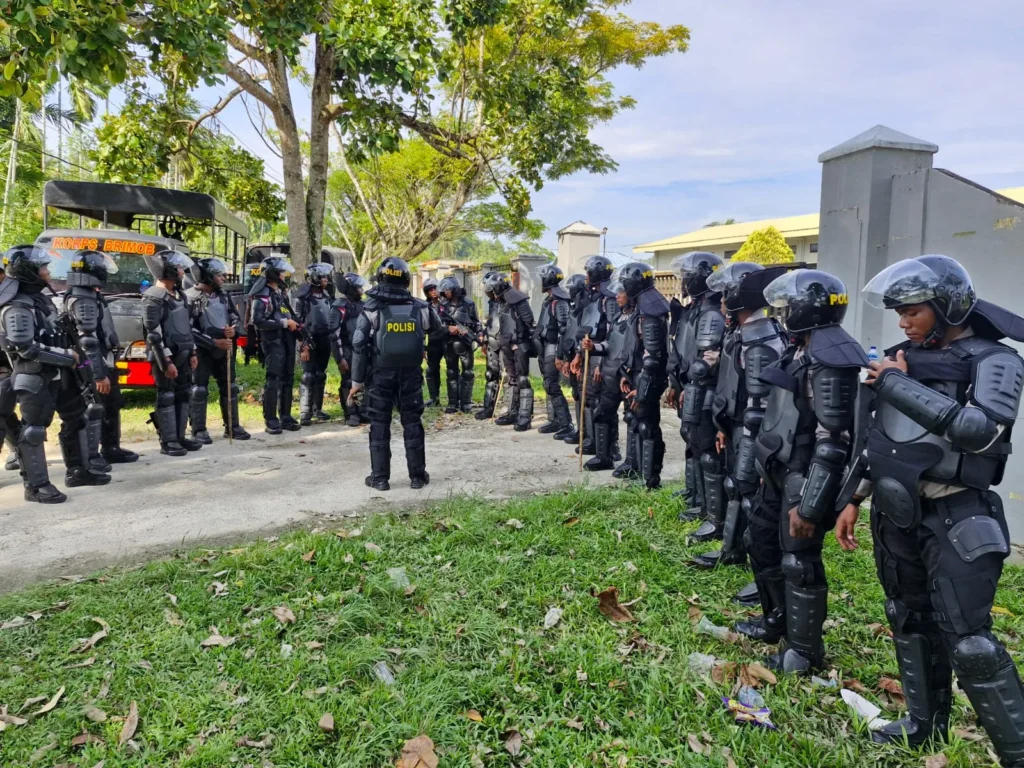 Personel Brimob dalam Pengamanan Unjuk Rasa DPRD Biak Numfor