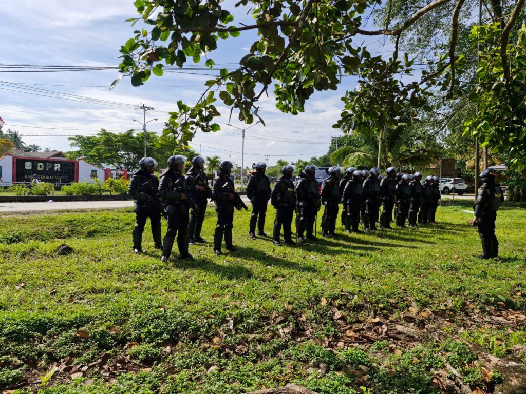 Pengamanan Unjuk Rasa DPRD Biak Numfor oleh Satbrimob Polda Papua