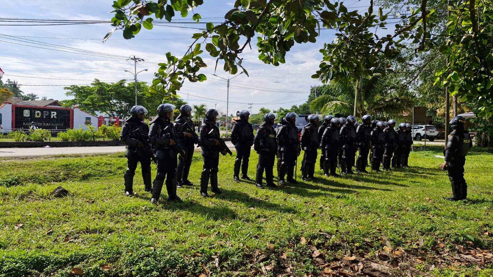 Situasi Pengamanan Unjuk Rasa DPRD Biak Numfor oleh Satbrimob Polda Papua