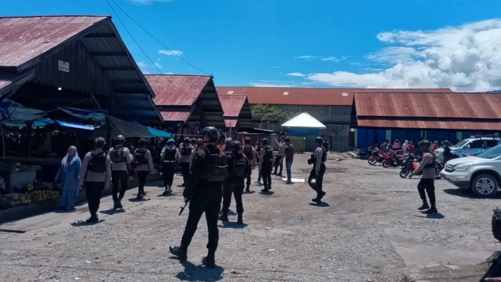 Personel Patroli Intensif Satbrimob Polda Papua di Wamena menyisir pasar tradisional