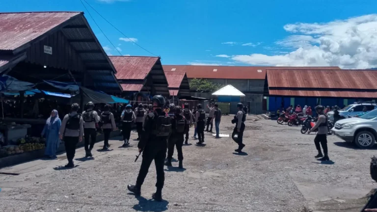 Personel Patroli Gabungan Satbrimob Polda Papua Wamena saat pengamanan wilayah