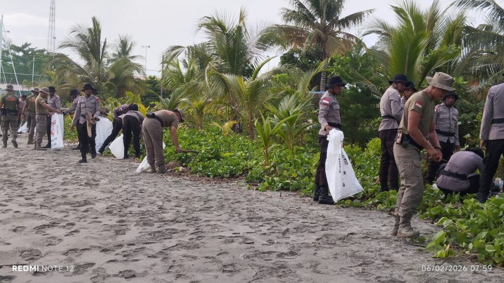 Personel Sat Brimob Polda Papua melaksanakan Korve Bersih Pantai Holtekam