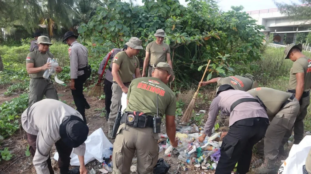 Kegiatan Korve Bersih Pantai Holtekam Sat Brimob Polda Papua di Kota Jayapura