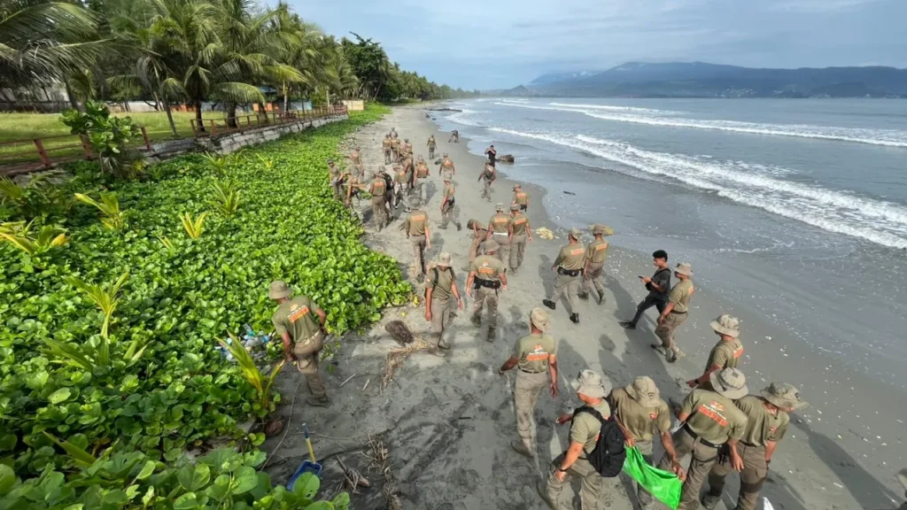 Aksi Korve Bersih Pantai Holtekam Sat Brimob Polda Papua bersama personel Brimob