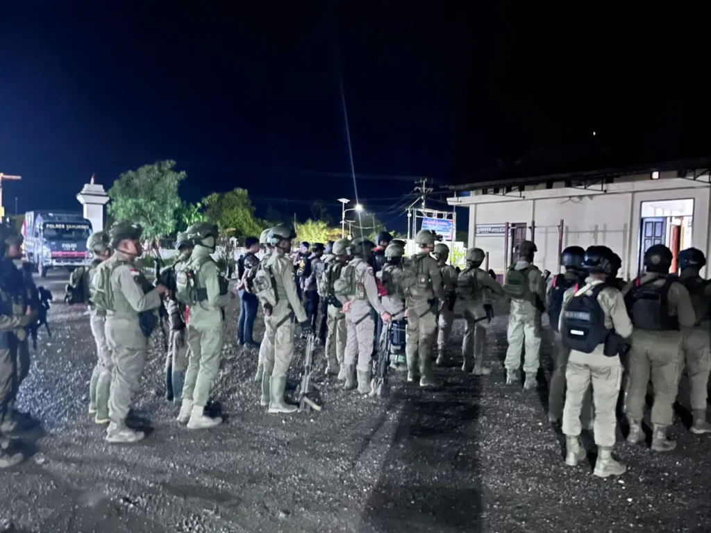 Patroli Malam Brimob Polda Papua di Kota Dekai Kabupaten Yahukimo
