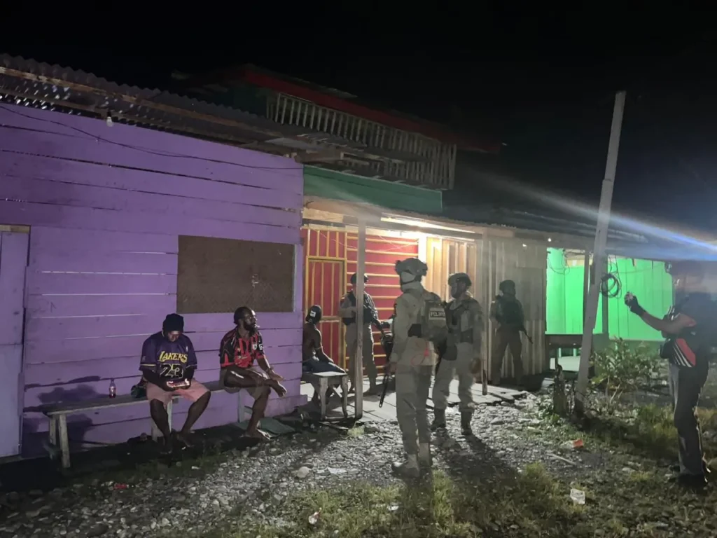 Patroli Malam Brimob Polda Papua di Kota Dekai Kabupaten Yahukimo
