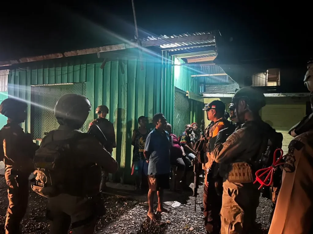 Patroli Malam Brimob Polda Papua di Kota Dekai Kabupaten Yahukimo

