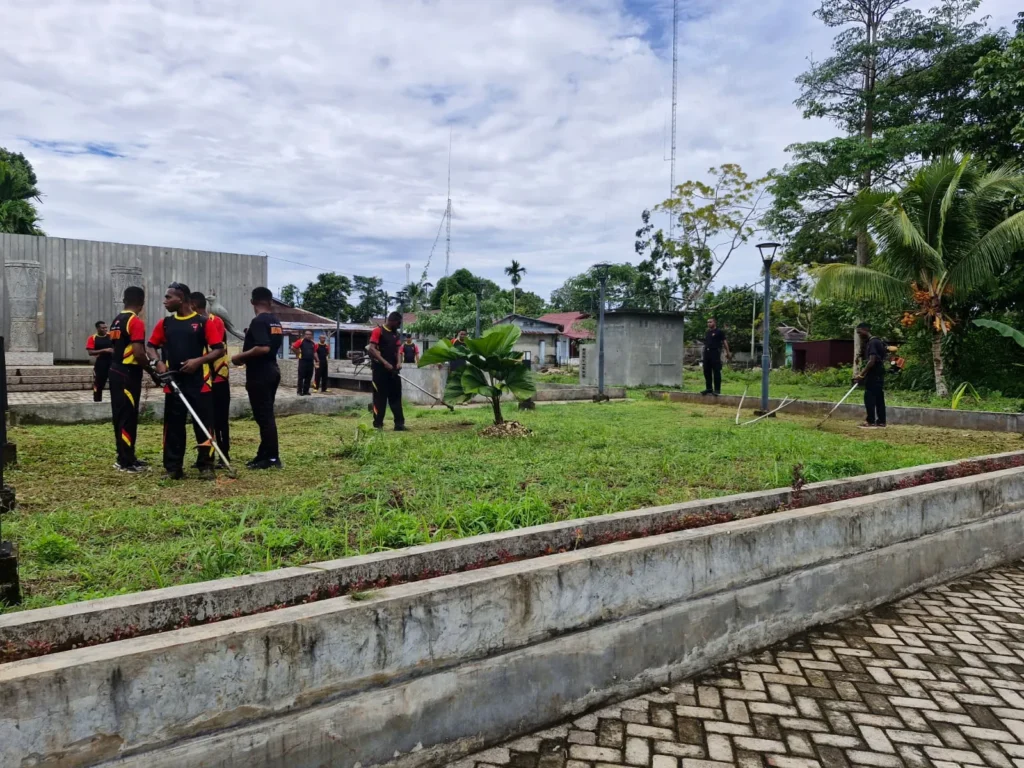 Brimob Polda Papua bersih lingkungan gotong royong dengan masyarakat Samofa
