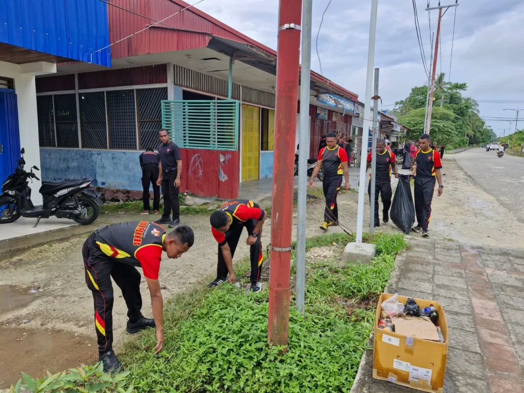Brimob Polda Papua bersih lingkungan menyerahkan fasilitas kebersihan di Samofa