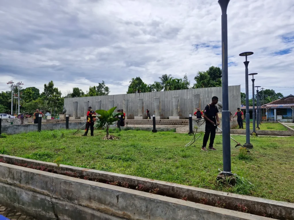 Brimob Polda Papua bersih lingkungan menyerahkan fasilitas kebersihan di Samofa