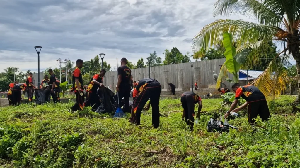 Brimob Polda Papua bersih lingkungan bersama warga Distrik Samofa